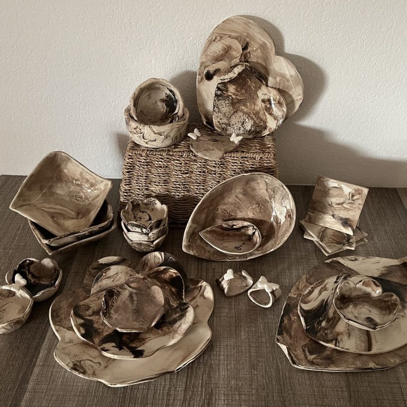 Présentation de la collection Art de la Table : Pièces en céramique en terre mêlée stracciatella