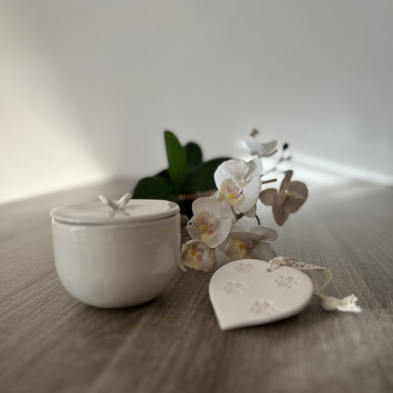 1 bougie de massage en faïence écru et 1 coeur à parfumer en faïence écru