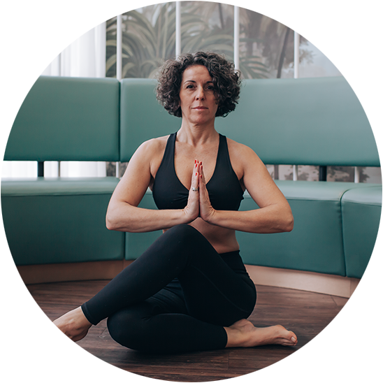 photo d'un interieur cosy avec Ganaelle en position de yoga