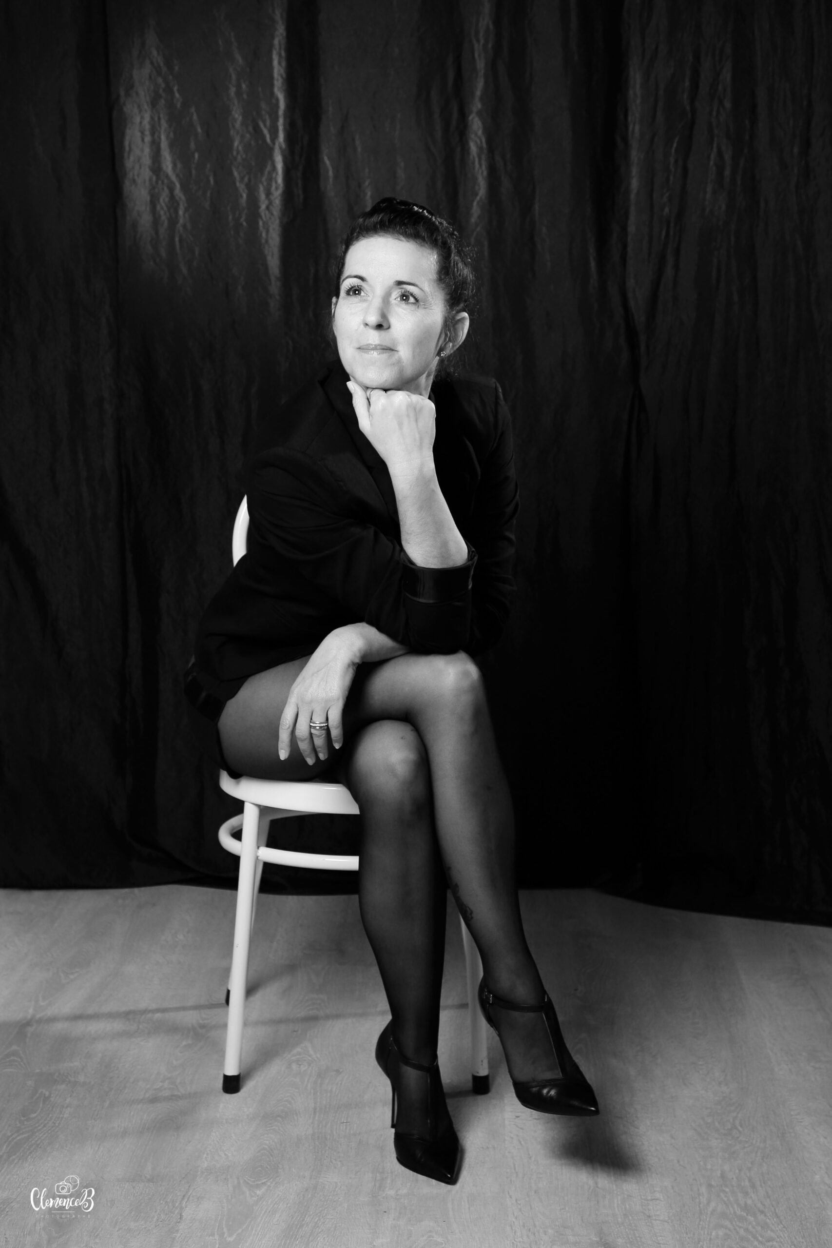 Photo noir et blanc de Ganaelle assise sur un tabouret