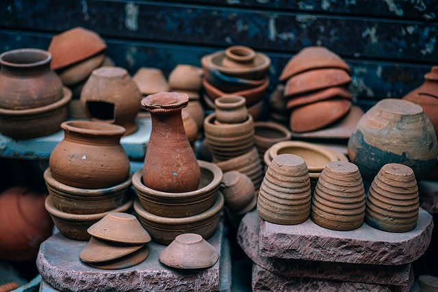 Des pots en terre de différentes tailles et de différentes couleurs