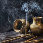 quelques encens en stick qui brulent et deux vases en cuivre