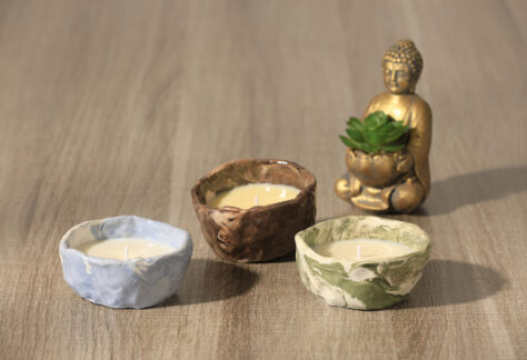 3 bougies en céramique bicolores avec un bouddha dore en décor